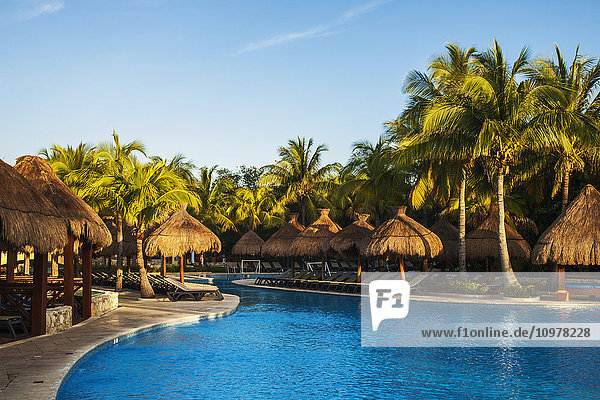 Swimmingpool und Liegestühle in einem Resort an der Karibik; Playa del Carmen  Quintana Roo  Mexiko'.