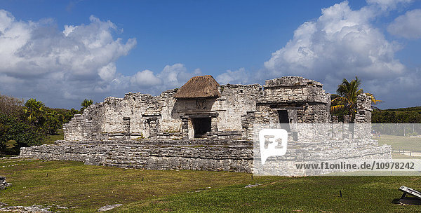 Ruinen eines Gebäudes  Riviera Maya; Tulum  Quintana Roo  Mexiko'.