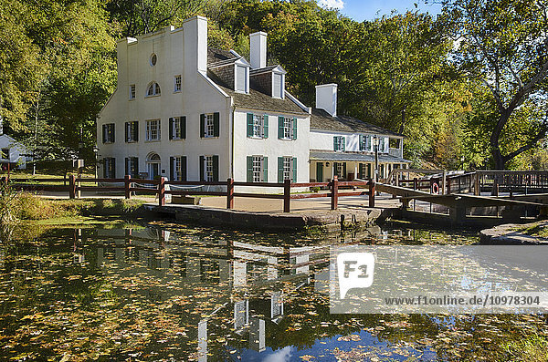 Great Falls Tavern Visitor Center  Chesapeake and Ohio Canal National Historical Park  ursprünglich ein Schleusenwärterhaus  das 1832 zu einem Hotel ausgebaut wurde  Kanal und Schleuse Nr. 20 im Vordergrund; Potomac  Maryland  Vereinigte Staaten von Amerika .