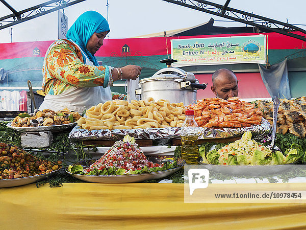 Verkäufer bereiten Lebensmittel für den Verkauf vor; Marrakesch  Marokko'.