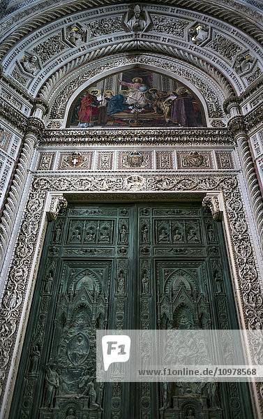 Verschnörkelte grüne Tür und Kunstwerk am Dom von Florenz; Florenz  Italien'.