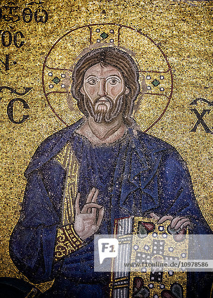 Detail des Mosaiks der Kaiserin Zoe  Christus ist in ein dunkelblaues Gewand gekleidet (wie es in der byzantinischen Kunst üblich ist)  sitzt vor einem goldenen Hintergrund  segnet mit der rechten Hand und hält die Bibel in seiner linken Hand; Istanbul  Türkei'.