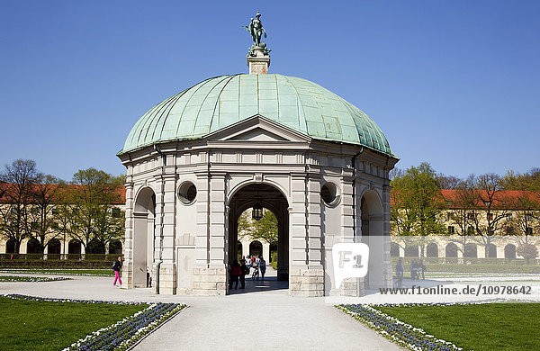 Fußgänger auf dem Weg um ein Denkmal; München  Bayern  Deutschland'.