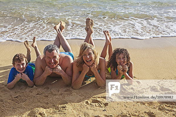 'Vierköpfige Familie am Strand; Kailua  Insel Hawaii  Hawaii  Vereinigte Staaten von Amerika'.