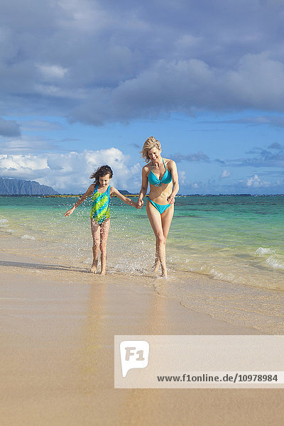 'Mutter und Tochter am Strand; Kailua  Insel Hawaii  Hawaii  Vereinigte Staaten von Amerika'.