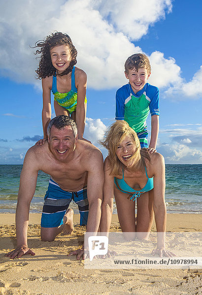 Porträt einer Familie am Strand auf einer hawaiianischen Insel; Kailua  Insel Hawaii  Hawaii  Vereinigte Staaten von Amerika'.