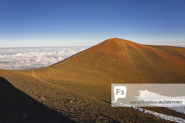 Wanderer besteigen den Mauna Kea  den höchsten Berg von Hawaii; Insel Hawaii  Hawaii  Vereinigte Staaten von Amerika'.