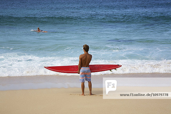 Surfer testet die Wellen bei Pipeline; Oahu  Hawaii  Vereinigte Staaten von Amerika'.