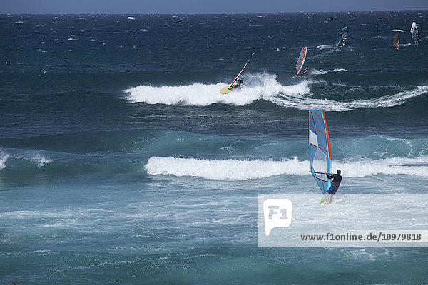 Windsurfer und Segelboarder am Ho'okipa Beach  auf der Straße nach Hana; Paia  Maui  Hawaii  Vereinigte Staaten von Amerika'.