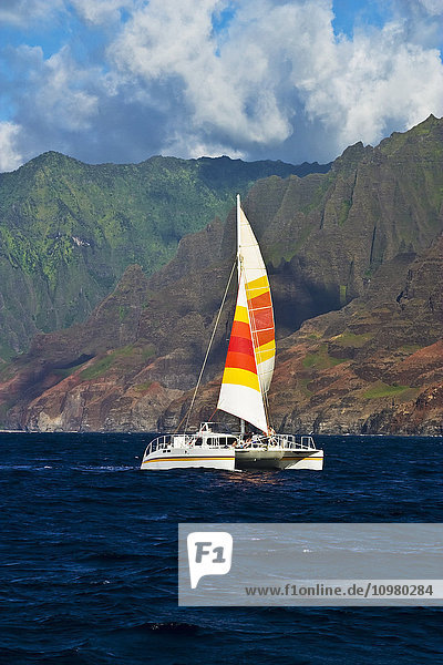 Segelboot im Pazifischen Ozean vor der Küste einer hawaiianischen Insel; Hawaii  Vereinigte Staaten von Amerika'.