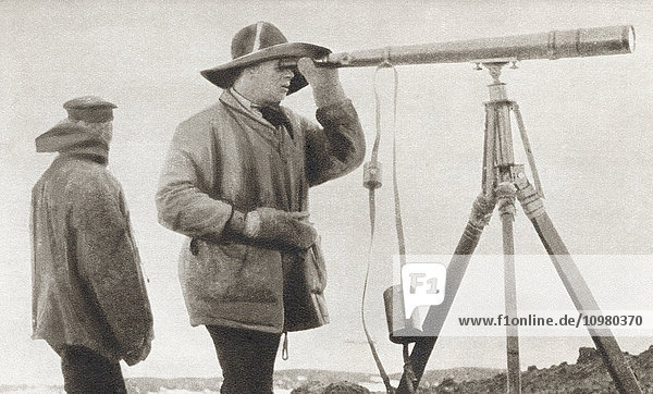 Scott schaut durch ein Teleskop während der Terra Nova Expedition zum Südpol im Jahr 1912. Robert Falcon Scott  1868 - 1912. Offizier der Royal Navy und Entdecker. Aus The Story of 25 Eventful Years in Pictures  veröffentlicht 1935.