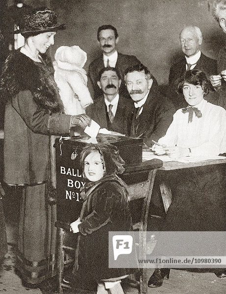 Eine britische Frau  die bei den Parlamentswahlen von 1918 zum ersten Mal ihre Stimme abgibt. Aus The Story of 25 Eventful Years in Pictures  veröffentlicht 1935.