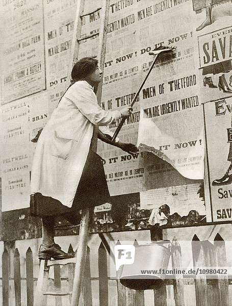 Eine Frau  die während einer intensiven Kampagne zur Beschaffung von Geld und Männern während des Ersten Weltkriegs Geldscheine aufgibt. Aus The Story of 25 Eventful Years in Pictures  veröffentlicht 1935