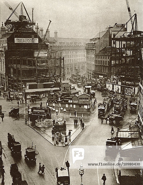 Die Einführung des Kreisverkehrssystems in Piccadilly Circus  London  England im Jahr 1926. Aus The Story of 25 Eventful Years in Pictures  veröffentlicht 1935