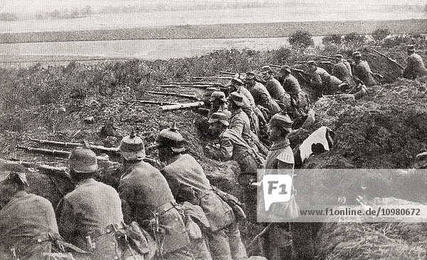 Deutsche Truppen  die während des Ersten Weltkriegs unter der Leitung eines Offiziers aus den Schützengräben feuern. Aus The War Illustrated Album Deluxe  veröffentlicht 1915.