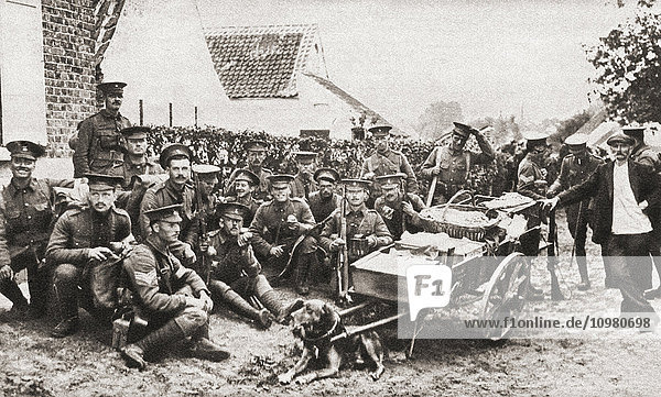Britische Truppen bei einem Imbiss und einer Rast am Straßenrand  nachdem sie die Waren eines Straßenhändlers mit seinem Hundewagen gekauft haben  Belgien im Ersten Weltkrieg. Aus The Pageant of the Century  veröffentlicht 1934