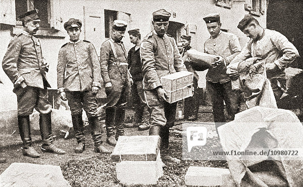 Deutsche Soldaten  hier in einem französischen Dorf  erhalten während des Ersten Weltkriegs Lebensmittelpakete aus der Heimat. Aus The Pageant of the Century  veröffentlicht 1934