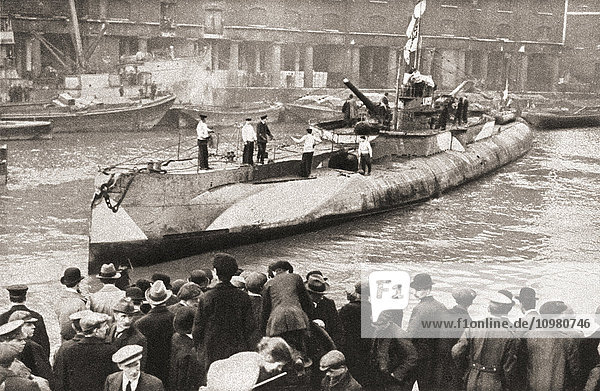 Das deutsche U-Boot U-155  ausgestellt in den St. Katherine Docks  London  England  am Ende des Ersten Weltkriegs. Aus The Pageant of the Century  veröffentlicht 1934