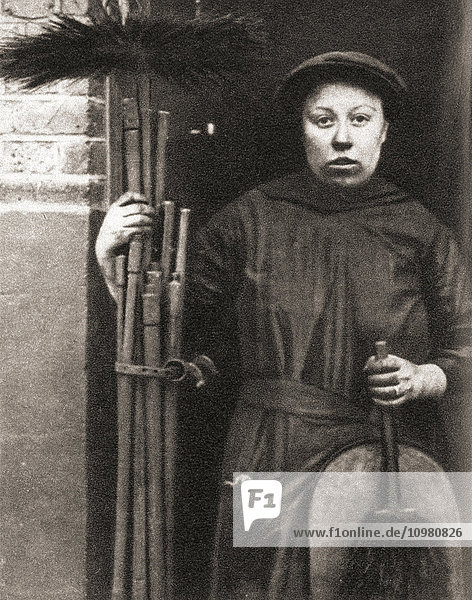 Frauen übernehmen während des Ersten Weltkriegs die Arbeit der Männer. Ein Schornsteinfeger. Aus The Pageant of the Century  veröffentlicht 1934