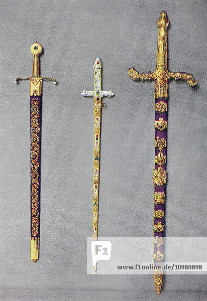 Von links nach rechts: Das Schwert der Barmherzigkeit oder Curtana  das Juwelenschwert des Staates und das Staatsschwert. Aus The Queen The Lady's Newspaper  veröffentlicht 1935.