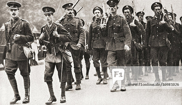 Der Prinz von Wales führt seine Kompanie der Grenadiergarde auf einem Marsch in voller Dienstkleidung im Ersten Weltkrieg an. Aus The Pageant of the Century  veröffentlicht 1934