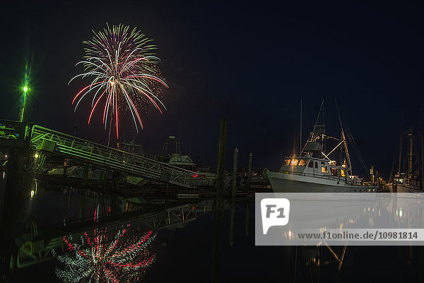 'Vierter Juli-Feier mit Feuerwerk; Ilwaco  Washington  Vereinigte Staaten von Amerika'.