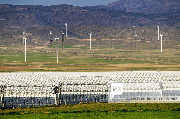 Sonnenkollektoren und Windturbinen; Provinz Almeria  Spanien'.