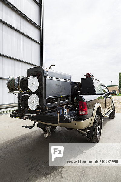 3/4-Tonnen-Pickup-Truck mit Schweißgerät auf einer rollenden Ladefläche; Edmonton  Alberta  Kanada'.