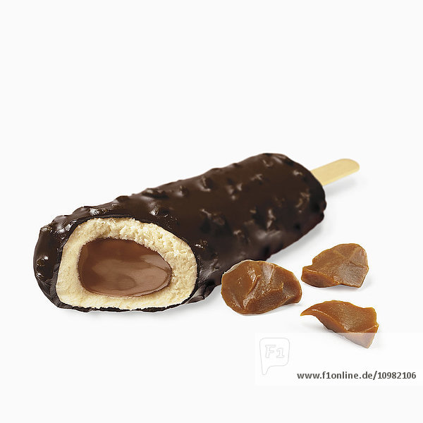 Ein mit Schokolade überzogenes und mit Karamell gefülltes Eis auf weißem Hintergrund; Toronto  Ontario  Kanada'.