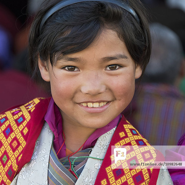 Porträt eines lächelnden jungen Mädchens; Paro  Bhutan'.