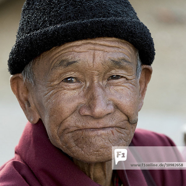 Porträt eines älteren Mannes; Paro  Bhutan'.