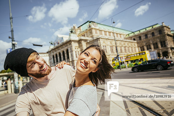 Österreich  Wien  glückliches junges Paar tanzt Wiener Walzer vor der Staatsoper