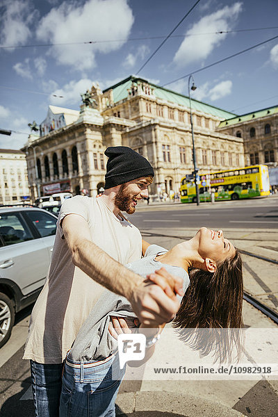 Österreich  Wien  glückliches junges Paar tanzt Wiener Walzer vor der Staatsoper