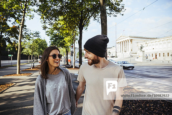 Österreich,  Wien,  junges Paar vor dem Parlamentsgebäude