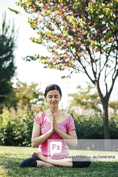 Junge Frau beim Yoga und Meditation  außen  Augen geschlossen