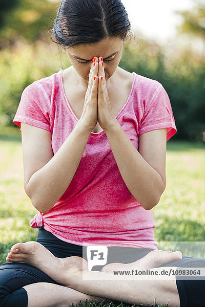 Junge Frau beim Yoga  Meditation im Freien  Augen geschlossen