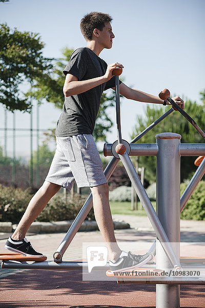 Teenager-Training an Outdoor-Fitnessgeräten
