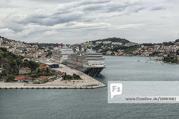 Kroatien  Dubrovnik  Blick auf den Hafen mit vertäuten Kreuzfahrtschiffen