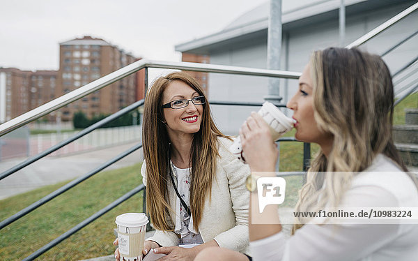 Zwei Frauen bei einer Kaffeepause im Freien
