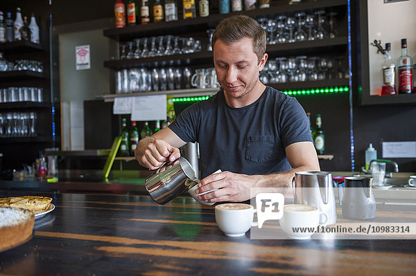 Barista bereitet Cappuccino in einem Café vor