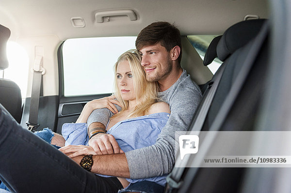 Verliebtes Paar auf dem Rücksitz eines Autos