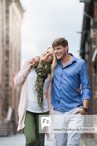 Ein glückliches Paar schlendert durch die Stadt.