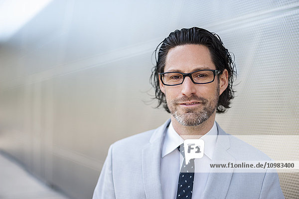 Portrait eines bärtigen Geschäftsmannes mit Brille