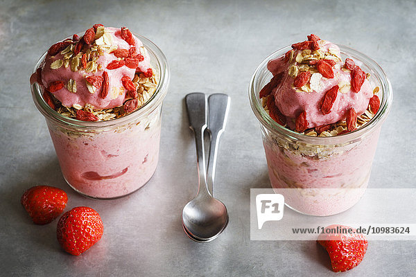 Erdbeer-Tiefkühljoghurt  Topping Haferflocken
