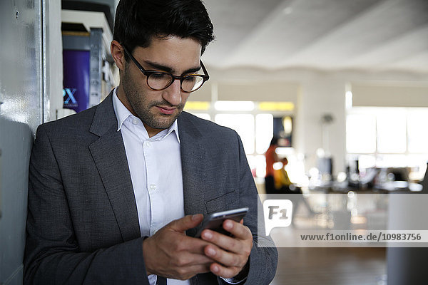 Geschäftsmann beim Blick auf sein Smartphone