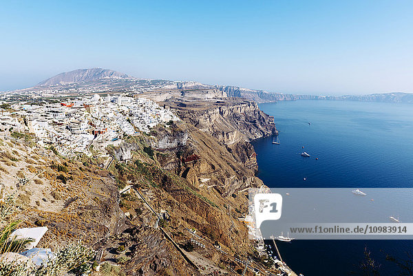 Griechenland  Santorini  Fira  Blick auf Dorf und Caldera
