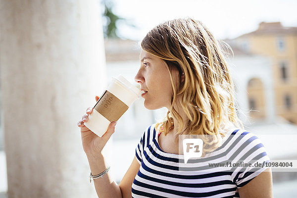 Italien  Italien  junge Frau mit Kaffee zum Mitnehmen