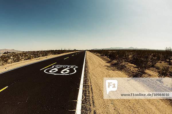USA  Kalifornien  Mojave-Wüste  Ansicht der leeren Route 66