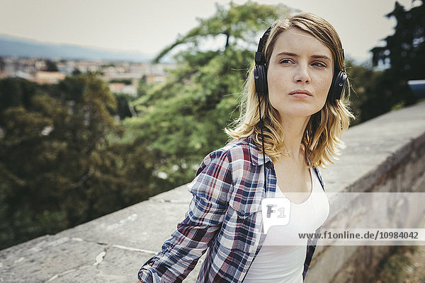 Junge Frau beim Musikhören mit Kopfhörer