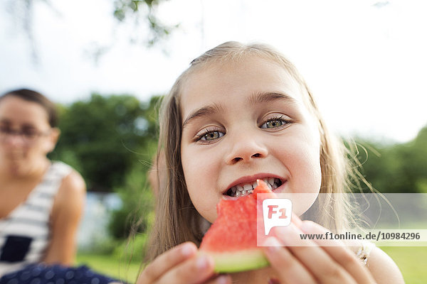 Porträt eines kleinen Mädchens beim Essen von Wassermelone